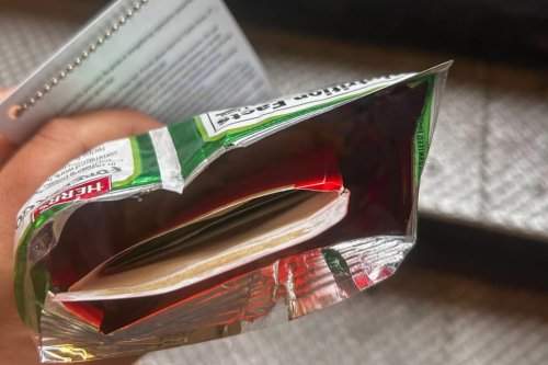 Why did NYC Mayor Eric Adams' advisor hand a reporter cash in a bag of chips? 