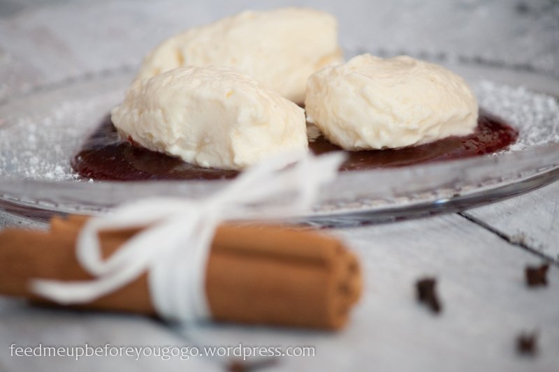 Mandelmousse auf Glühweinspiegel