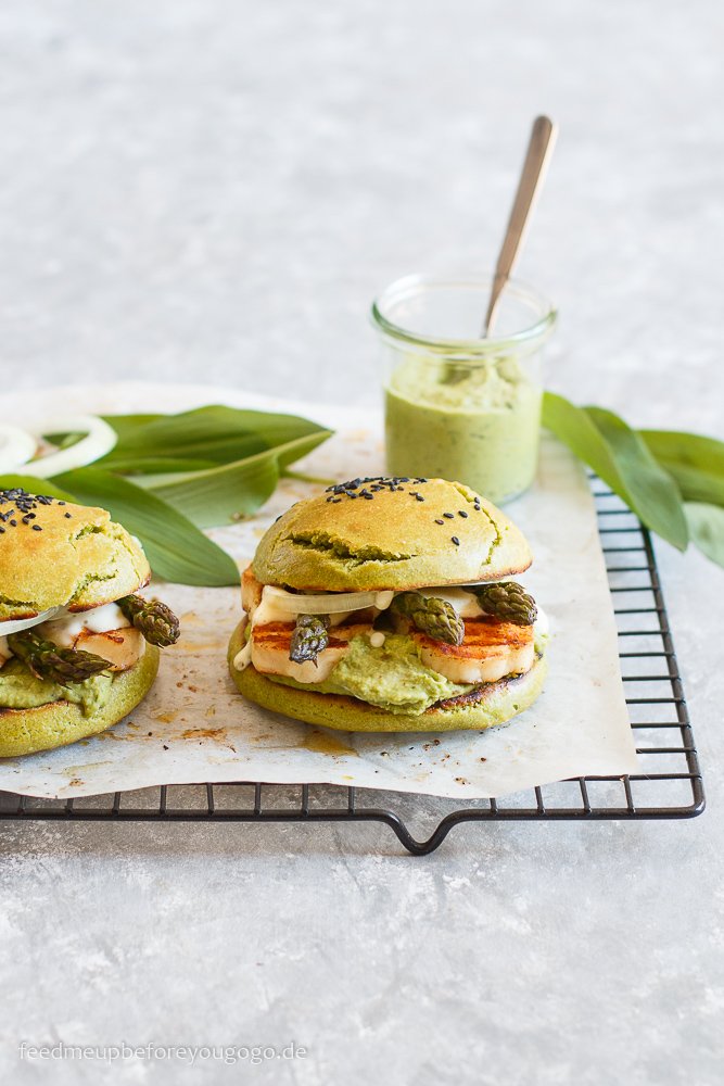 Vegetarischer Frühlingsburger mit Bärlauchhummus, Spargel und Halloumi