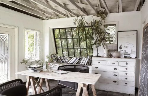 La maison en bois avec une piscine lagon d'une designer