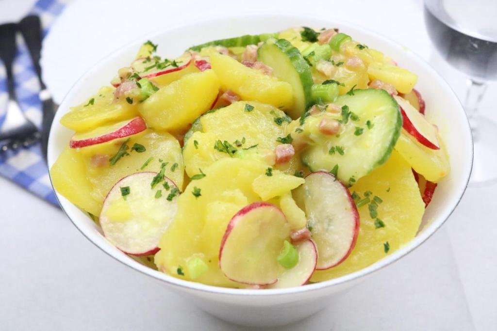 Kartoffelsalat mit Radieschen Gurke und Katenschinken