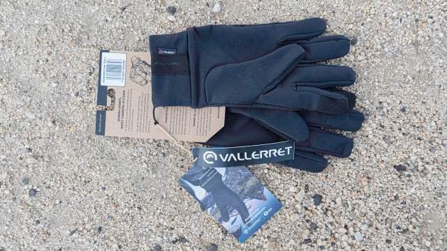 Keeping your hands warm with Vallerret photography gloves