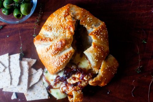 baked brie with balsamic red onions