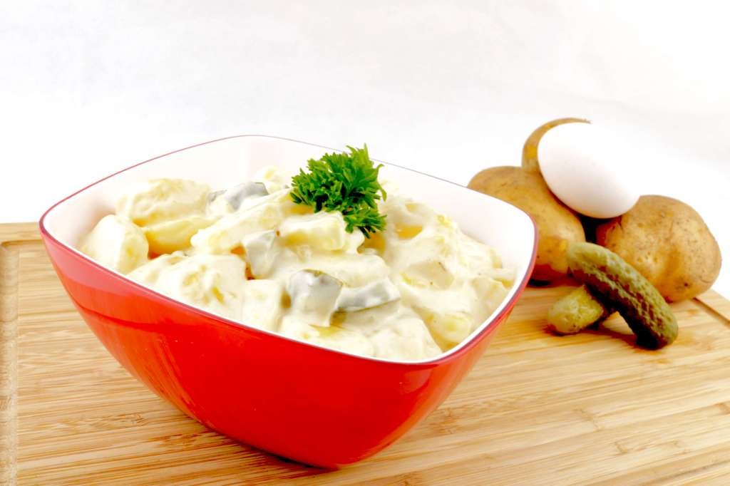 Kartoffelsalat mit Gewürzgurken und Ei