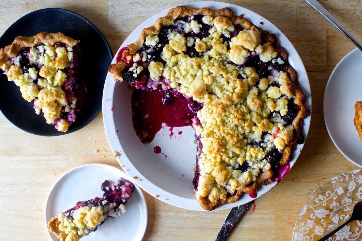 blackberry-blueberry crumb pie