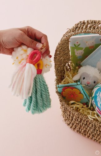 Easter basket ideas: DIY chunky yarn keychain with tassels and pom poms - Think.Make.Share.