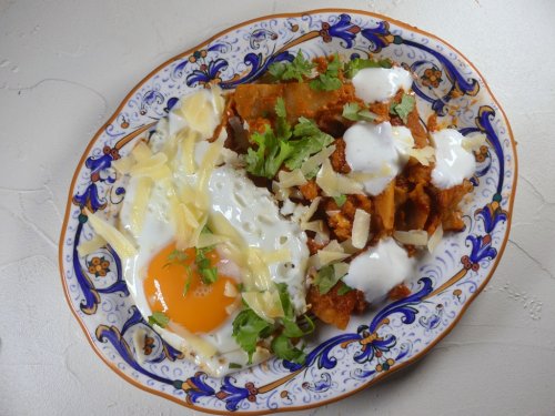 Chilaquiles – Maistortillas in scharfer Tomatensauce