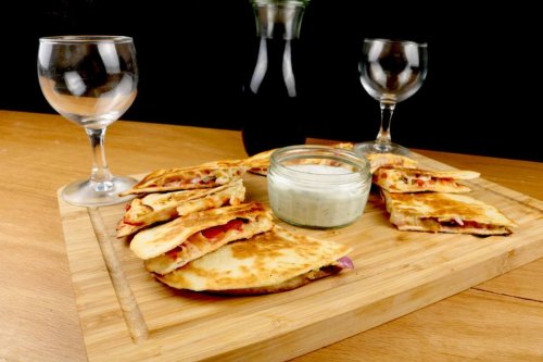 Scharfe Käse Quesadillas mit Tomaten und Jalapenos