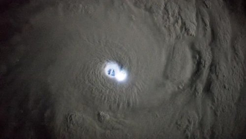 La Terre vue de l’espace : Des éclairs se succèdent pour illuminer l’œil d’un cyclone tropical sur de rares photos