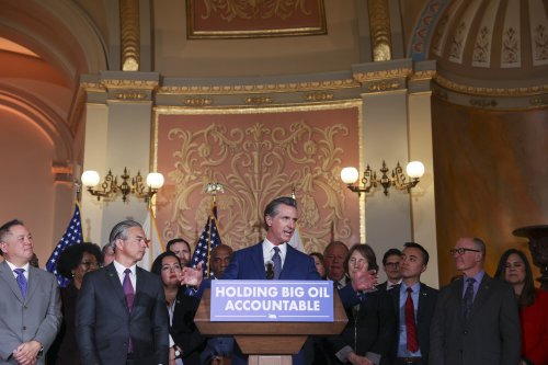 Newsom burnishes his national image by waging new attack on oil industry