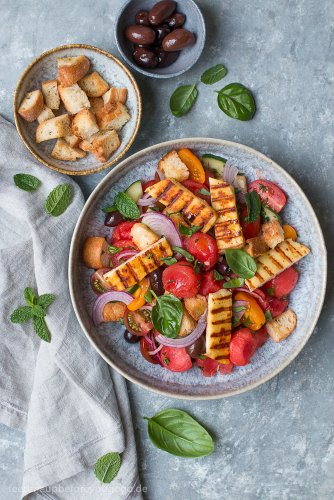 Schneller Sommersalat: Wassermelonen-Panzanella mit gegrilltem Halloumi