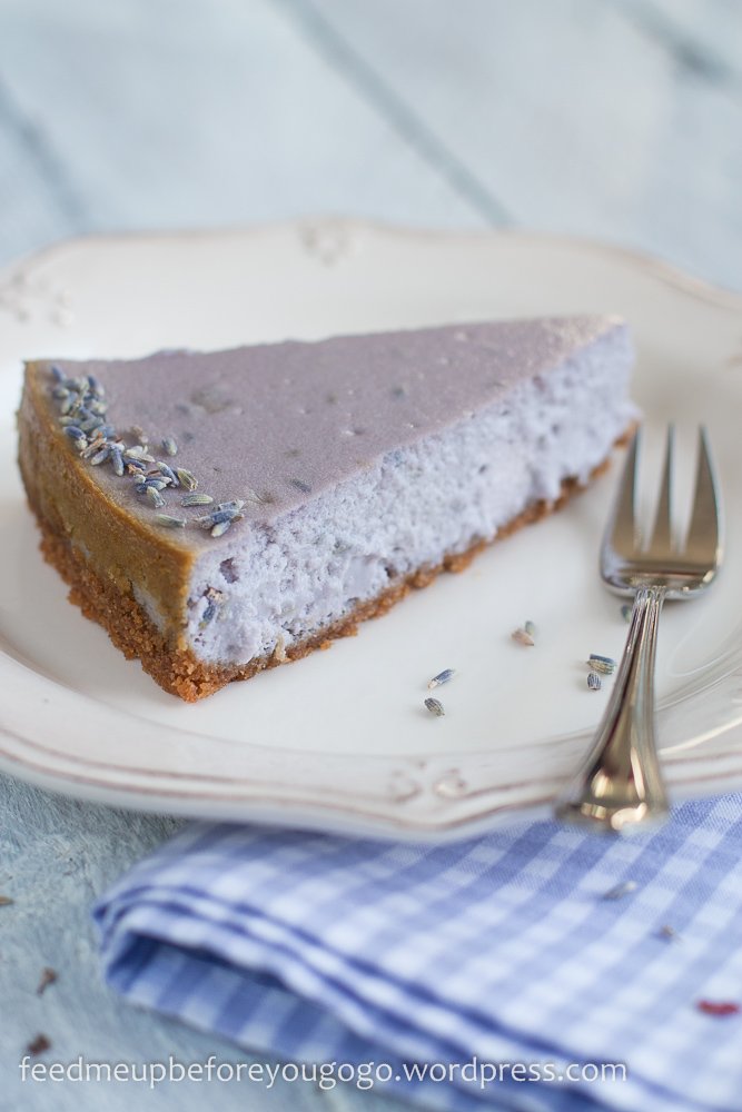 Lavendel-Cheesecake mit weißer Schokolade