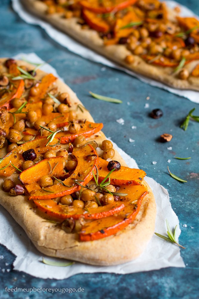 Vegane Kürbis-Kichererbsen-Pizzette mit Haselnüssen