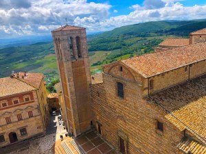 Wine Tasting in Montepulciano: The Vineyards You Can’t Miss
