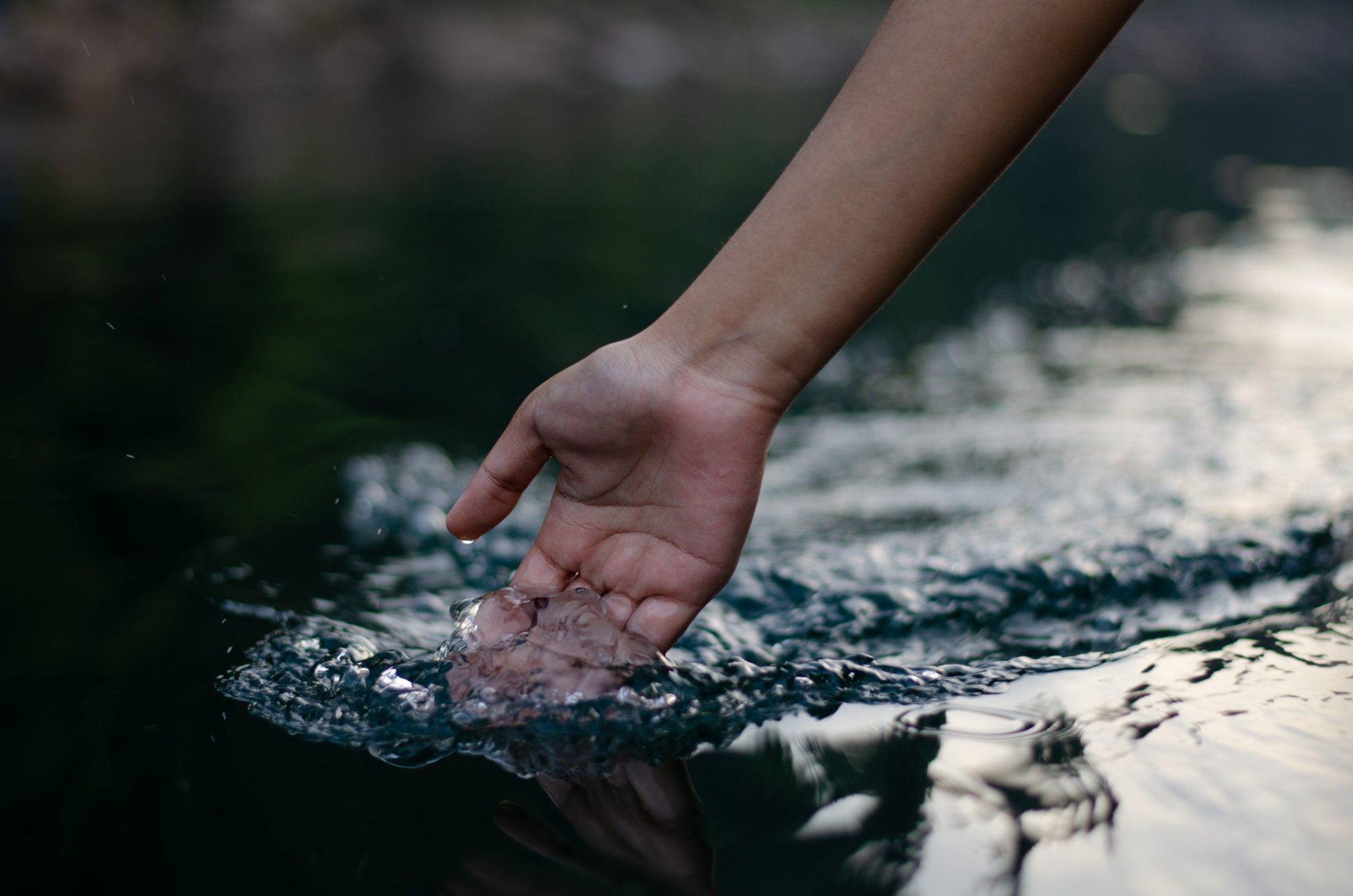 ¿Por qué se nos arrugan los dedos en el agua?