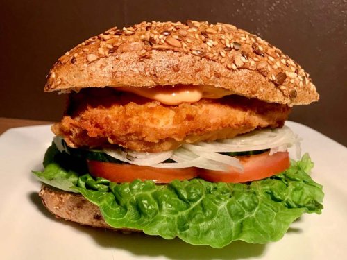 Crispy Chicken Burger mit frischen Zutaten
