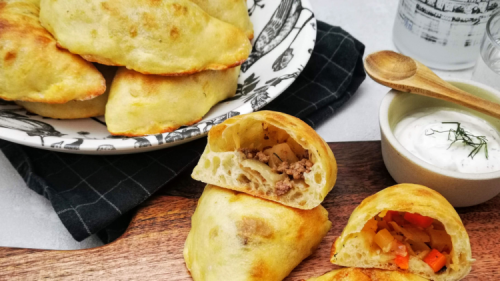Russische Piroschki mit Weißkohl und Hackfleisch oder vegetarischer Füllung