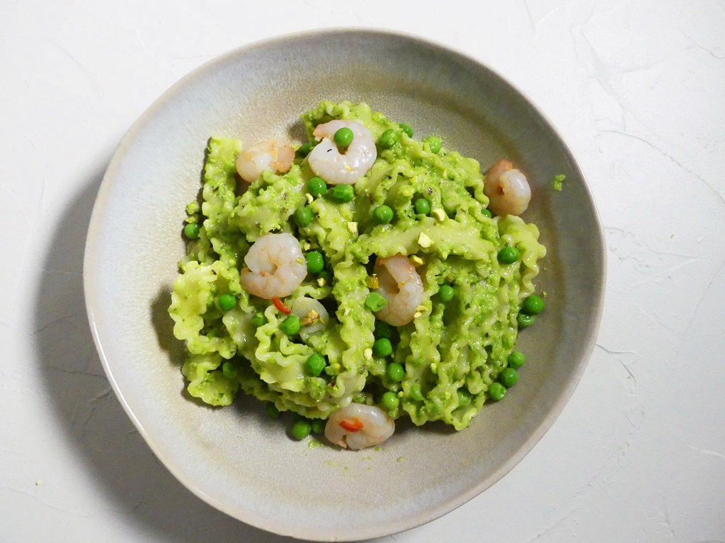 Mafaldine mit Erbsen-Pistazien-Pesto und Garnelen