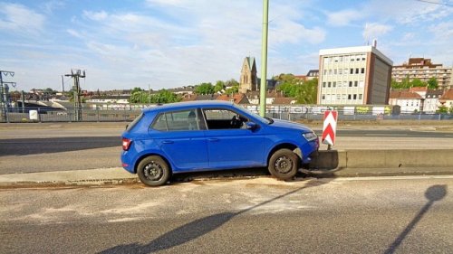 Hagen: Frau fährt auf Beton-Trennwand an Altenhagener Brücke