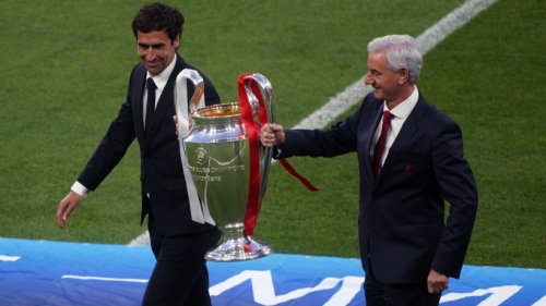 Raúl trägt Pokal ins Stadion - und Schalke-Fans feiern ihn