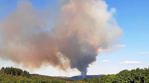 Wald zwischen Dillenburg und Haiger brennt immer noch