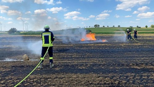 Brilon: Feuerwehr löscht brennendes Stoppelfeld in Madfeld