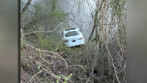 Unoccupied car found in embankment in Austell, driver charged