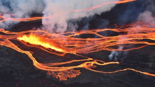 Watch: Mauna Loa Volcano Eruption Continues in Hawaii