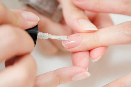 Lipgloss Nails: Dieser Nagellack-Trend verpasst deinen Nägeln eine Hochglanz-Maniküre