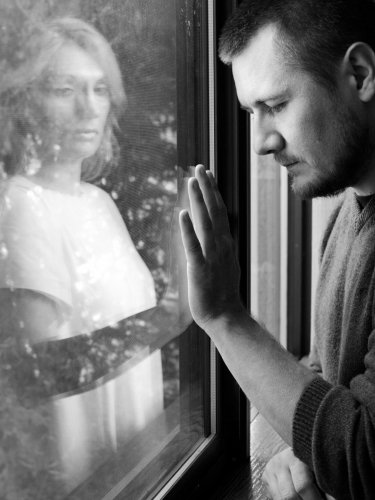 Nachtodkontakte: 5 Anzeichen dafür, dass eine geliebte verstorbene Person noch in deiner Nähe ist