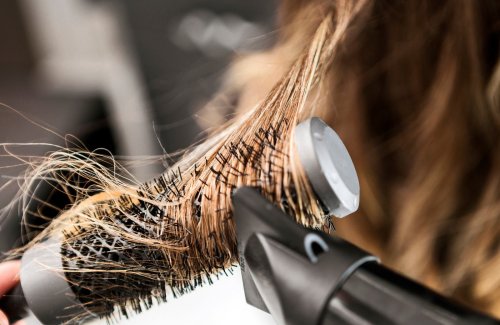 Unkomplizierte Frisuren für mittellanges Haar ab 50: Die schönsten Schnitte und Stylings
