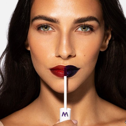 Erst blau dann wow: Dieser virale Lippenstift verändert seine Farbe und hält den ganzen Tag