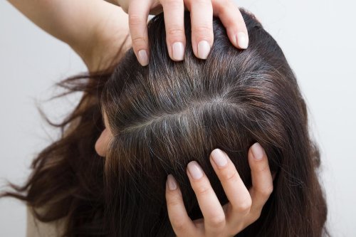 Graue Haare einfach wegwaschen? Mit diesem Farbshampoo klappt es!