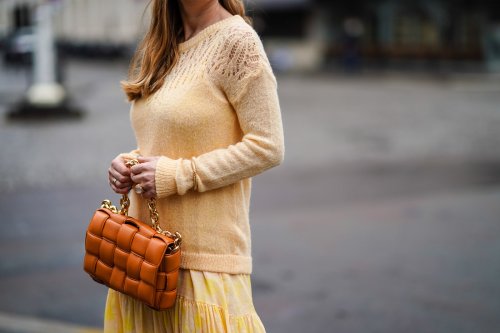 Kleid mit Pullover kombinieren: Schick bei Schmuddelwetter!