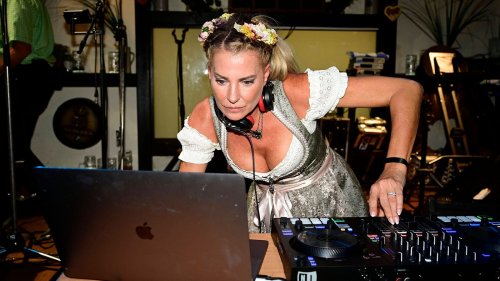 Giulia Siegel: Qualmen auf OnlyFans – mit Fuß-Fetisch Special!