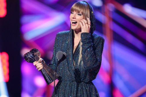 Taylor Swift Channels The ’80s In Hooded Jacket At Iheartradio Music 