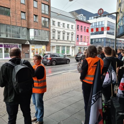 Blaulicht: Demonstration in Krefeld vor dem AfD-Büro an der Sankt-Anton-Straße