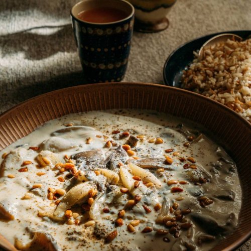 Veganes aus dem Orient: Shakriyeh: Schalotten und Austernpilze in Kardamom-Joghurt