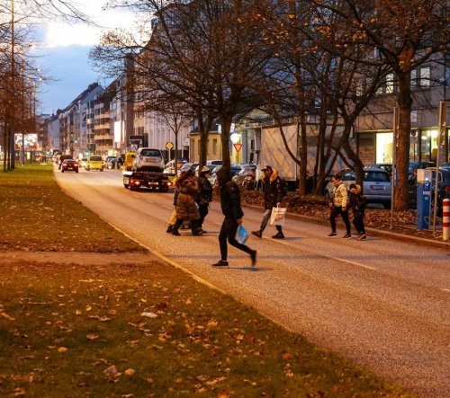 Bis zu 400 Meter zur nächsten Querung: Immer wieder Unfälle auf der B7 in Wuppertal: Mangelware Fußgängerampel