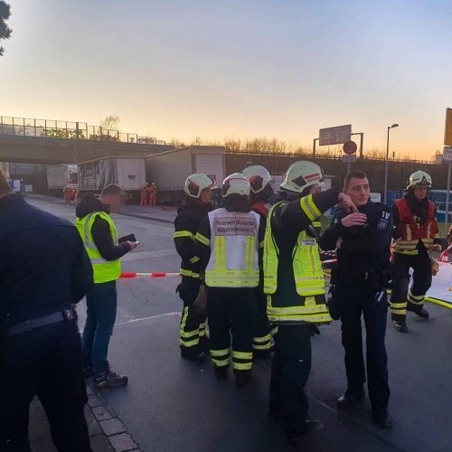 Chemikalie ausgelaufen: Mysteriöse Flüssigkeit: Wuppertaler Feuerwehr mit Großaufgebot im Einsatz