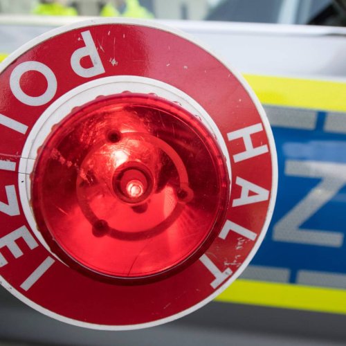 Zahlreiche Geschwindigkeitsverstöße: Polizei kontrolliert Autofahrer in Krefeld-Hüls - 220 Verwarngelder