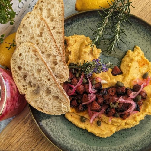Creme trifft auf Knusper: Feines Erbsenmus: Fava mit Chorizo und Pickled Onions