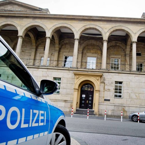 Strafprozess: Bürokauffrau wegen sexuellen Kindesmissbrauchs vor Gericht