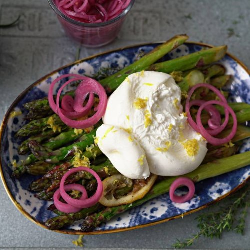 Beilage von der Stange: Perfekt fürs BBQ: Grüner Spargel mit Burrata und Ranchdip