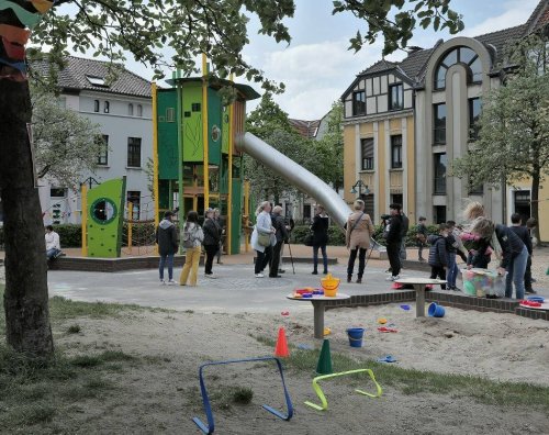 Sorge um Kinder: Auto-Poser rund um Spielplatz in Krefeld sind eine Gefahr