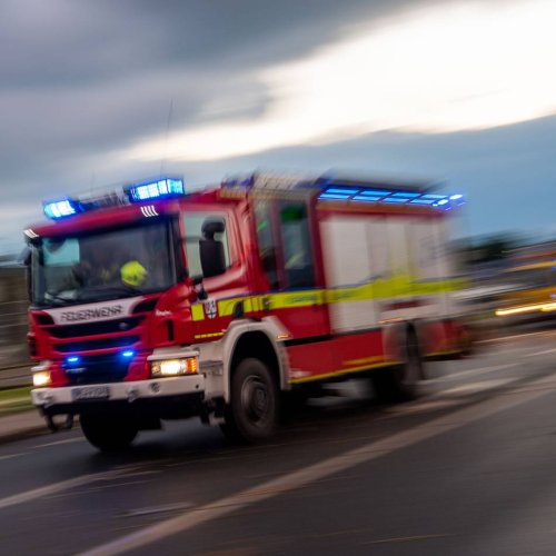 Krefeld: Feuerwehr löschte Dachstuhlbrand in Einfamilienhaus – Bewohner retteten sich selbst