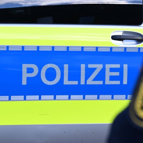 Polizei sucht Zeugen: Base-Jumper springt von Autobahn-Brücke - Polizei rückt aus