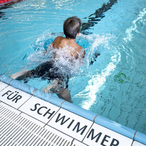 Gartenhallenbad Cronenberg: Restplätze für Schwimmkurse in Wuppertal