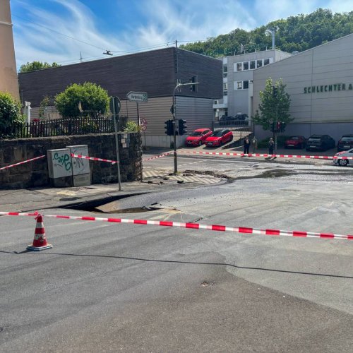 Straßensperrung: Zwei Wasserrohrbrüche in Wuppertal legen Verkehr lahm