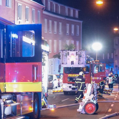 Dichter Rauch: Vier Personen bei Brand in Wuppertal durch Feuerwehr gerettet